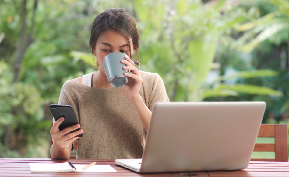 Remote worker compares the best phone plans for remote workers on her phone.