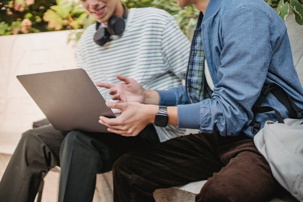 Students using the best plans for college students off campus on a laptop.
